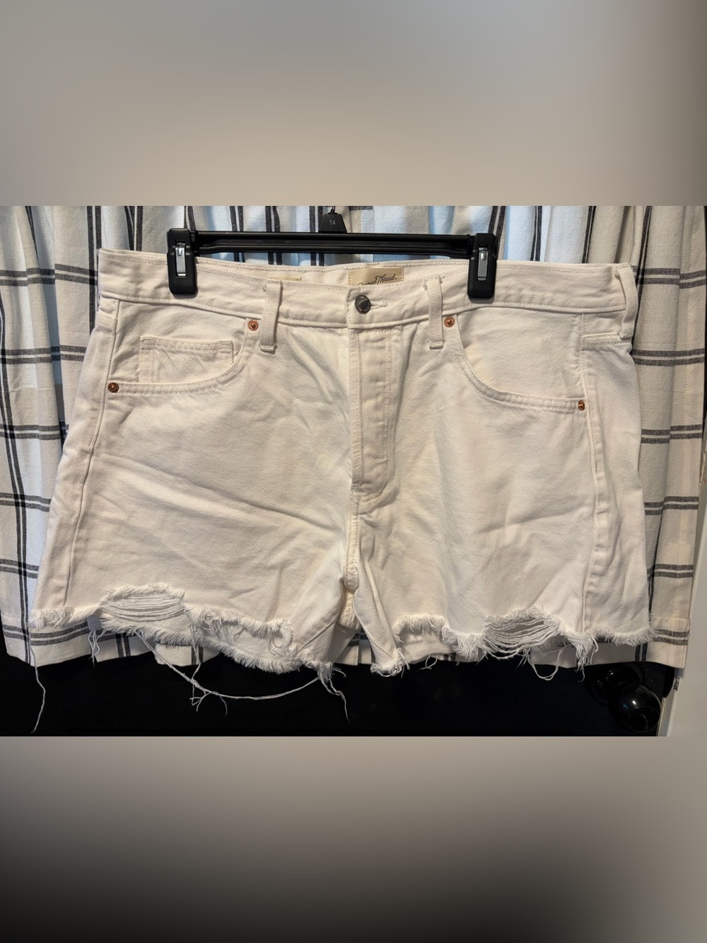 Universal Thread Women's White 90s Style Baggy Frayed Hem Denim Shorts. Size 14